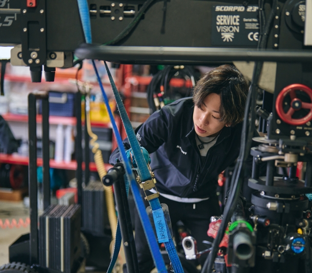 アーティストの一瞬の表情を捉えるクレーンショット