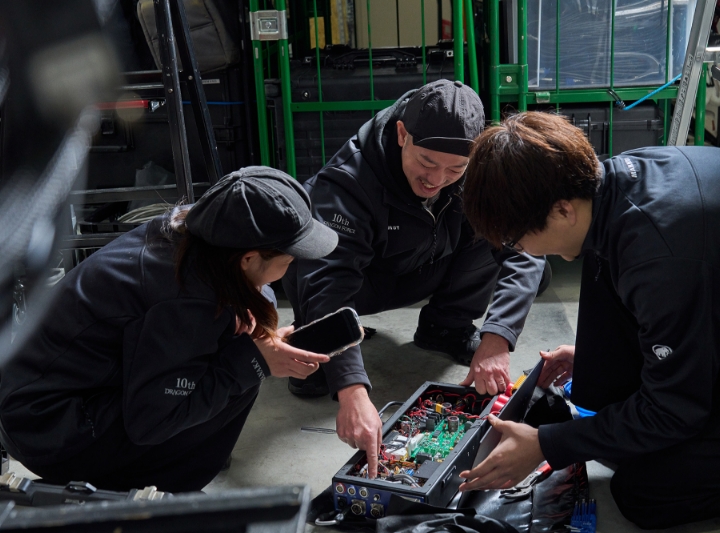 アーティストの一瞬の表情を捉えるクレーンショット